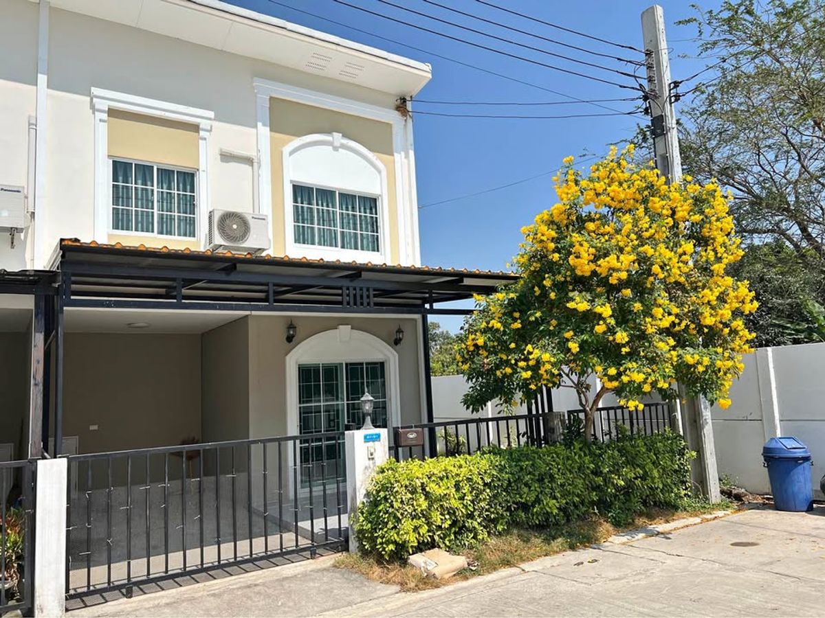 For RentTownhomeLadkrabang, Suwannaphum Airport : Rent a 2 -story townhouse behind the corner of 3 bedrooms, 2 bathrooms, near Lat Krabang.