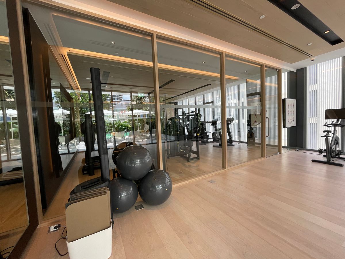 ขายคอนโดวิทยุ ชิดลม หลังสวน : ขายคอนโดระดับ ULTIMATE CLASS สโคป หลังสวน ฟังก์ชั่น 2 ห้องนอน 3 ห้องน้ำ ตกแต่งครบจัดเต็มพร้อมเข้าอยู่ ห้องกว้าง วิวหลังสวน ฝั่งตรงข้ามถนนเป็นโรงเรียนมาแตร์ ใกล้ BTS ชิดลม เพียง 140 เมตร. 