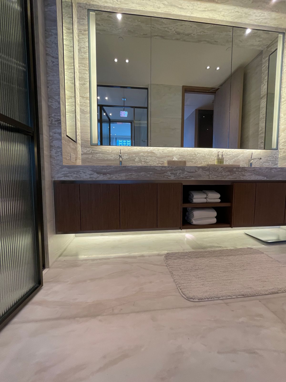 ขายคอนโดวิทยุ ชิดลม หลังสวน : ขายคอนโดระดับ ULTIMATE CLASS สโคป หลังสวน ฟังก์ชั่น 2 ห้องนอน 3 ห้องน้ำ ตกแต่งครบจัดเต็มพร้อมเข้าอยู่ ห้องกว้าง วิวหลังสวน ฝั่งตรงข้ามถนนเป็นโรงเรียนมาแตร์ ใกล้ BTS ชิดลม เพียง 140 เมตร. 