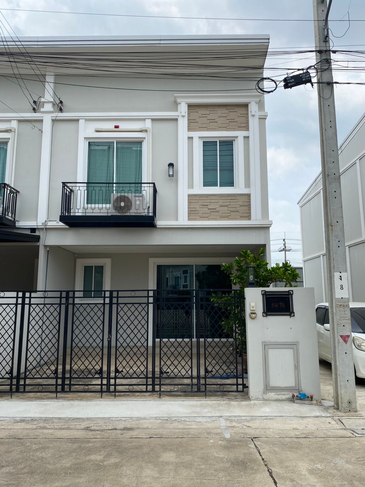 ขายทาวน์โฮมมีนบุรี-ร่มเกล้า : ทาวน์โฮม 2 ชั้น หลังมุม ติดถนนคู่ขนานกาญจนาฯ 3ห้องนอน 3ห้องน้ำ หน้ากว้าง 5.7ม. จอดรถเก๋งได้ 2 คัน เนื้อที่ 22.1 ตร.วา พร้อมแอร์ 4 เครื่อง