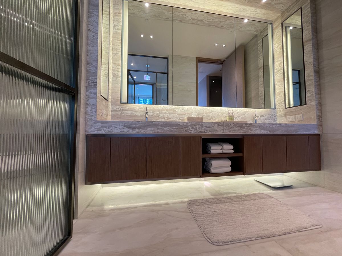 ขายคอนโดวิทยุ ชิดลม หลังสวน : ขายคอนโดระดับ ULTIMATE CLASS สโคป หลังสวน ฟังก์ชั่น 2 ห้องนอน 3 ห้องน้ำ ตกแต่งครบจัดเต็มพร้อมเข้าอยู่ ห้องกว้าง วิวหลังสวน ฝั่งตรงข้ามถนนเป็นโรงเรียนมาแตร์ ใกล้ BTS ชิดลม เพียง 140 เมตร. 