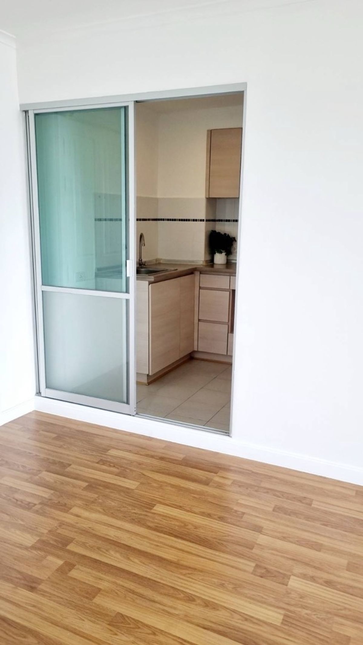 ขายคอนโดพระราม 3 สาธุประดิษฐ์ : ขายคอนโด Lumpini park riverside rama3ขนาด 33.2 ตรม. ตึก C  ทิศตะวันตก 1 ห้องนอน 1 ห้องน้ำ ครัวปิด วิวแม่น้ำ ห้องเปล่า ราคา 2,450,000  ล้านโทร 093-028-1245id line:properagency