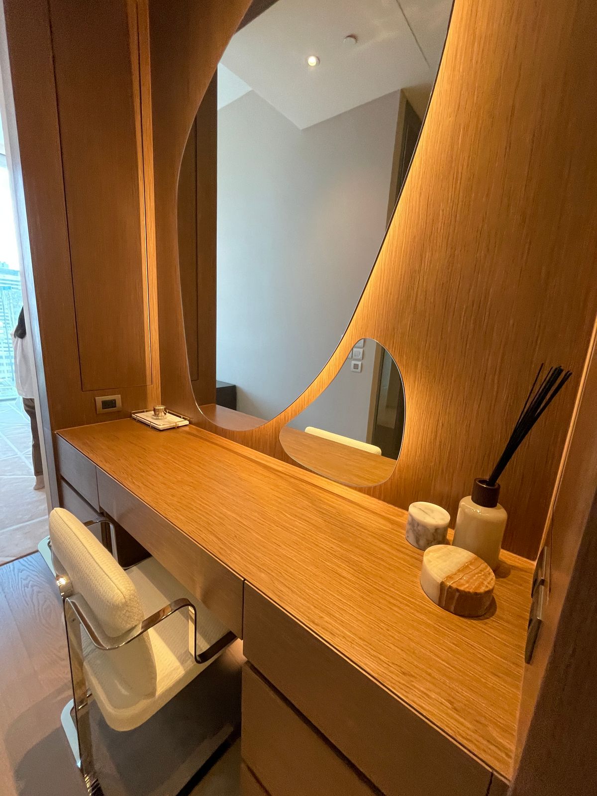 ขายคอนโดวิทยุ ชิดลม หลังสวน : ขายคอนโดระดับ ULTIMATE CLASS สโคป หลังสวน ฟังก์ชั่น 2 ห้องนอน 3 ห้องน้ำ ตกแต่งครบจัดเต็มพร้อมเข้าอยู่ ห้องกว้าง วิวหลังสวน ฝั่งตรงข้ามถนนเป็นโรงเรียนมาแตร์ ใกล้ BTS ชิดลม เพียง 140 เมตร. 