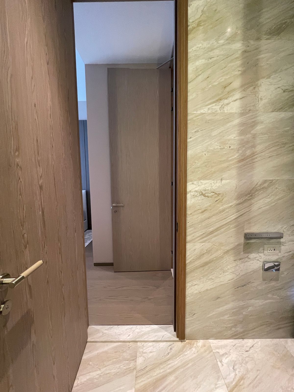 ขายคอนโดวิทยุ ชิดลม หลังสวน : ขายคอนโดระดับ ULTIMATE CLASS สโคป หลังสวน ฟังก์ชั่น 2 ห้องนอน 3 ห้องน้ำ ตกแต่งครบจัดเต็มพร้อมเข้าอยู่ ห้องกว้าง วิวหลังสวน ฝั่งตรงข้ามถนนเป็นโรงเรียนมาแตร์ ใกล้ BTS ชิดลม เพียง 140 เมตร. 