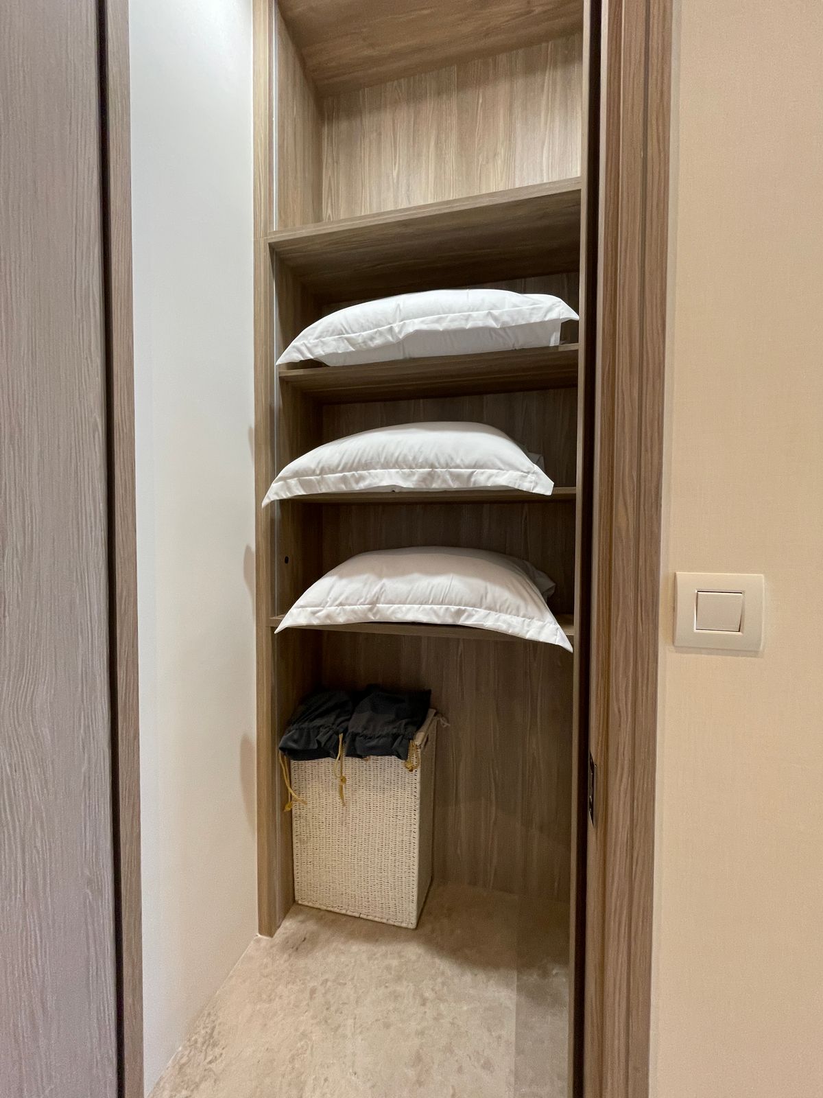 ขายคอนโดวิทยุ ชิดลม หลังสวน : ขายคอนโดระดับ ULTIMATE CLASS สโคป หลังสวน ฟังก์ชั่น 2 ห้องนอน 3 ห้องน้ำ ตกแต่งครบจัดเต็มพร้อมเข้าอยู่ ห้องกว้าง วิวหลังสวน ฝั่งตรงข้ามถนนเป็นโรงเรียนมาแตร์ ใกล้ BTS ชิดลม เพียง 140 เมตร. 