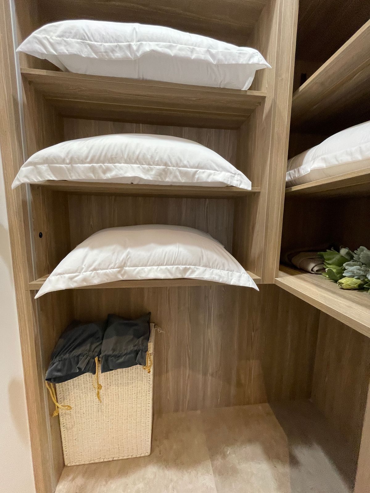 ขายคอนโดวิทยุ ชิดลม หลังสวน : ขายคอนโดระดับ ULTIMATE CLASS สโคป หลังสวน ฟังก์ชั่น 2 ห้องนอน 3 ห้องน้ำ ตกแต่งครบจัดเต็มพร้อมเข้าอยู่ ห้องกว้าง วิวหลังสวน ฝั่งตรงข้ามถนนเป็นโรงเรียนมาแตร์ ใกล้ BTS ชิดลม เพียง 140 เมตร. 