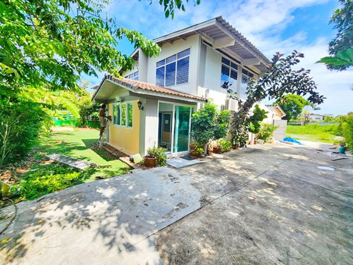 For RentHouseMin Buri, Romklao : ARL Ban Thap Chang 3.5 km, 2 -story mansion, 1 rai, Askot international school, 2.5 km. Complete 3 bedrooms, 3 water markets, Krungthep Krithakhit Market 1.1 km.