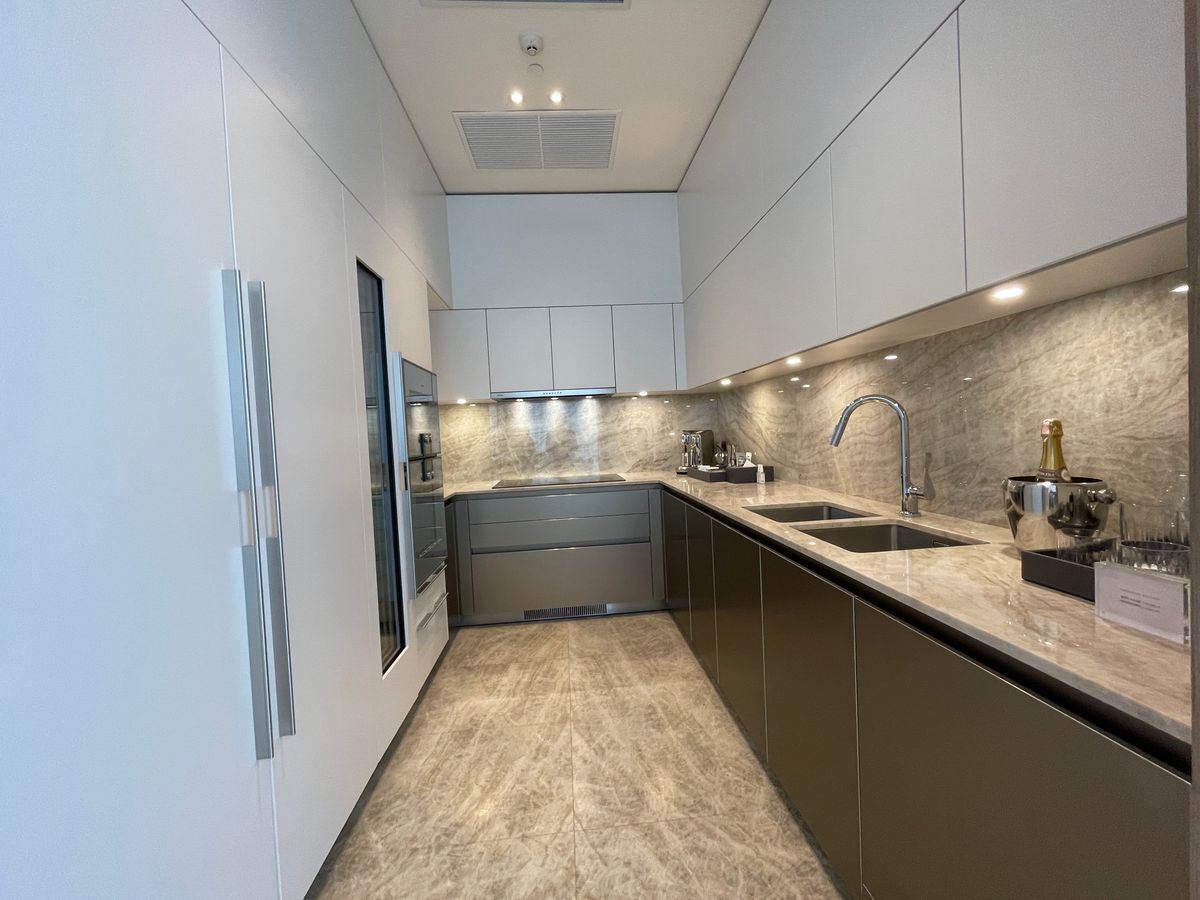 ขายคอนโดวิทยุ ชิดลม หลังสวน : ขายคอนโดระดับ ULTIMATE CLASS สโคป หลังสวน ฟังก์ชั่น 2 ห้องนอน 3 ห้องน้ำ ตกแต่งครบจัดเต็มพร้อมเข้าอยู่ ห้องกว้าง วิวหลังสวน ฝั่งตรงข้ามถนนเป็นโรงเรียนมาแตร์ ใกล้ BTS ชิดลม เพียง 140 เมตร. 