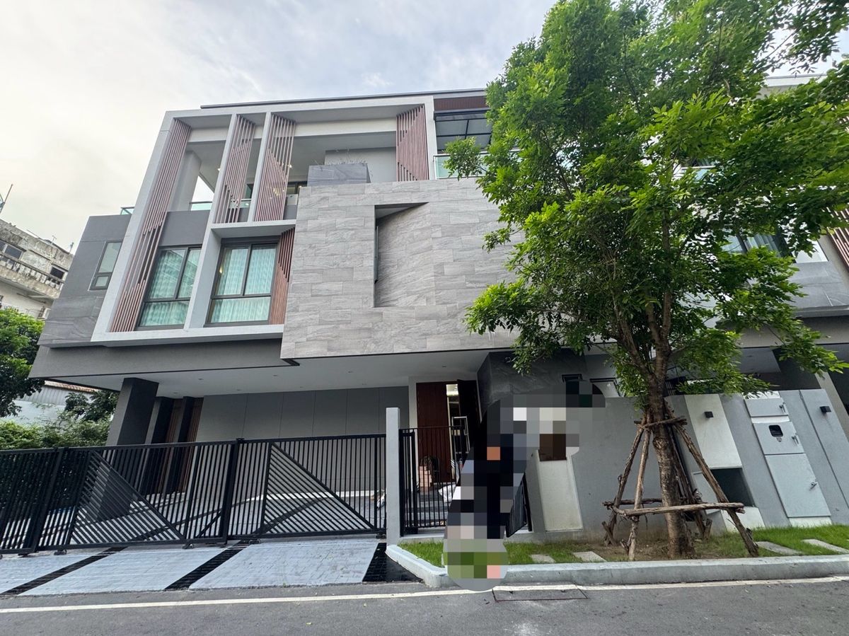 ให้เช่าบ้านพัฒนาการ ศรีนครินทร์ : 曼谷市中心 别墅 出租
The Gentry Patthanakarn
5卧 6卫 1保姆间
占地 90 平方哇
使用面积 550 平方米
租金 460,000 泰铢/月