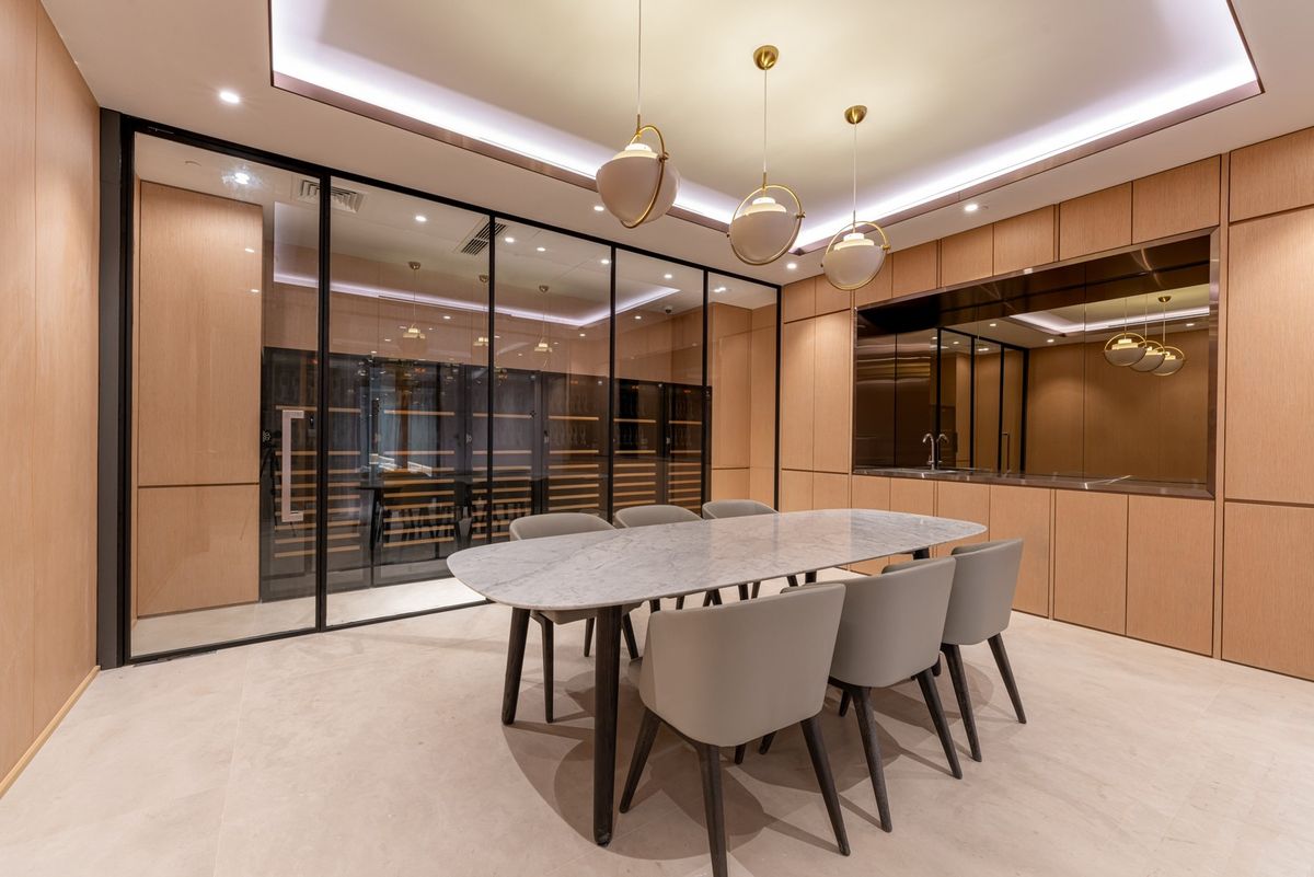 ขายคอนโดวิทยุ ชิดลม หลังสวน : ขายคอนโดระดับ ULTIMATE CLASS สโคป หลังสวน ฟังก์ชั่น 2 ห้องนอน 3 ห้องน้ำ ตกแต่งครบจัดเต็มพร้อมเข้าอยู่ ห้องกว้าง วิวหลังสวน ฝั่งตรงข้ามถนนเป็นโรงเรียนมาแตร์ ใกล้ BTS ชิดลม เพียง 140 เมตร. 