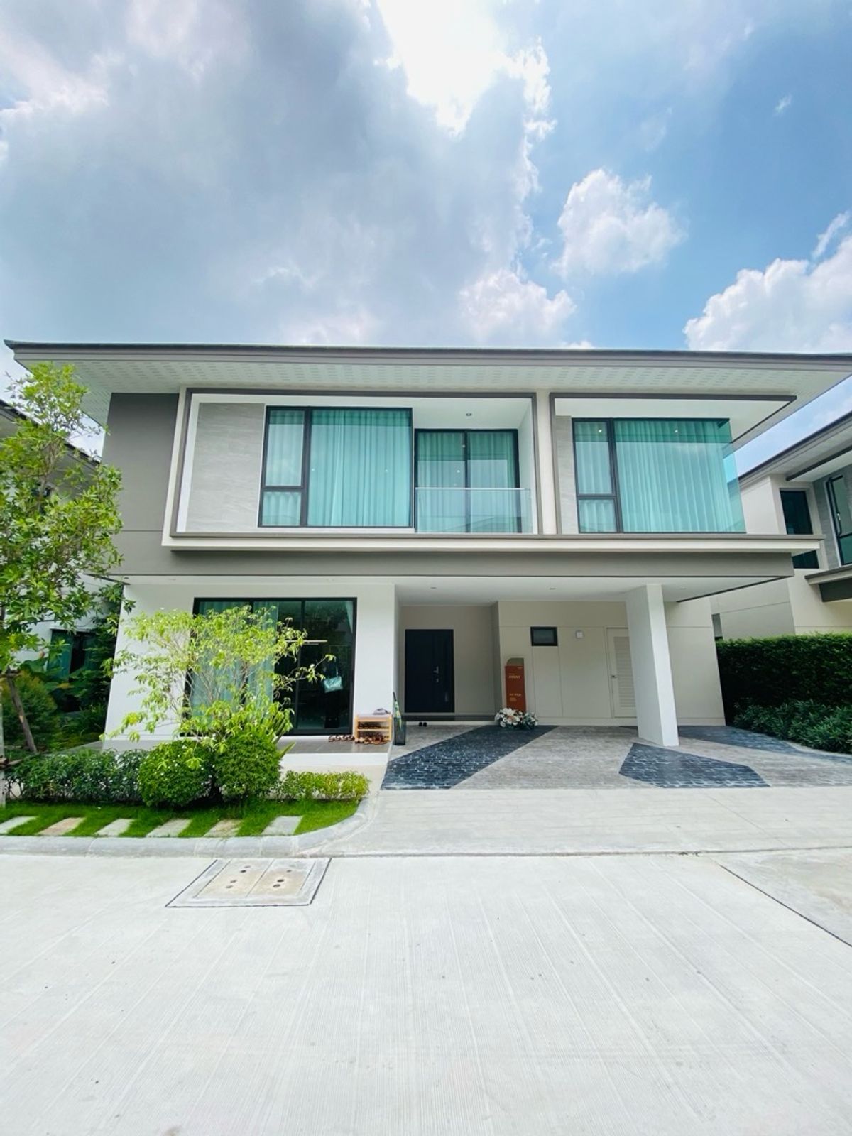 For SaleHouseBangna, Bearing, Lasalle : Avian Bangna Km 5 luxury house for sale, a luxury Modern Luxury style house that you should not miss the Bangna Trat 5 project.