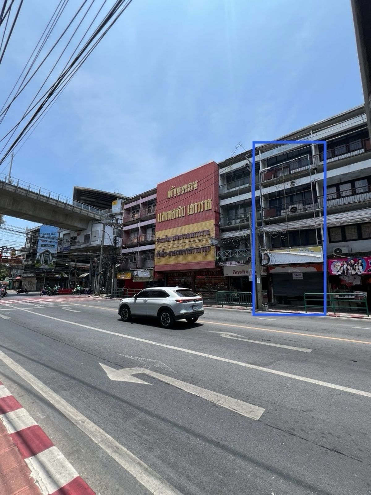 For RentShop HousePinklao, Charansanitwong : Rent a 3.5 floor commercial building near MRT Bang Khun Non on the main road.