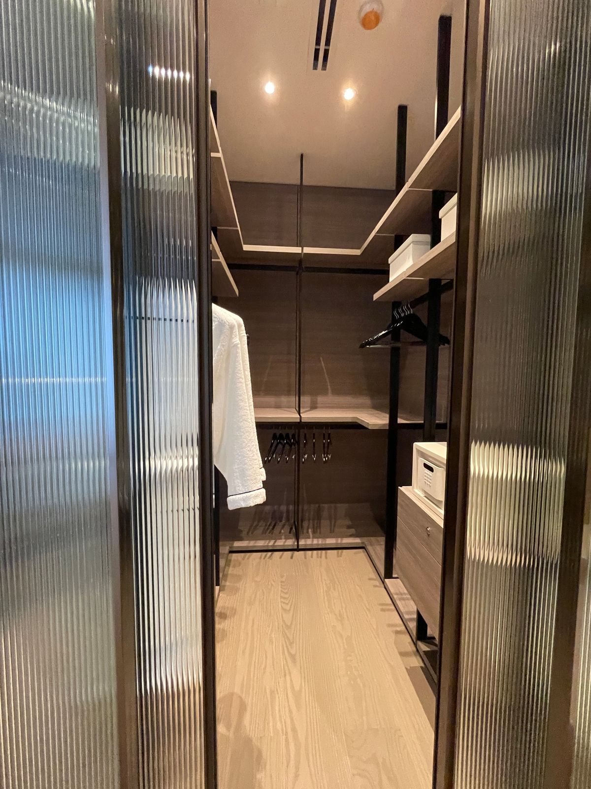 ขายคอนโดวิทยุ ชิดลม หลังสวน : ขายคอนโดระดับ ULTIMATE CLASS สโคป หลังสวน ฟังก์ชั่น 2 ห้องนอน 3 ห้องน้ำ ตกแต่งครบจัดเต็มพร้อมเข้าอยู่ ห้องกว้าง วิวหลังสวน ฝั่งตรงข้ามถนนเป็นโรงเรียนมาแตร์ ใกล้ BTS ชิดลม เพียง 140 เมตร. 