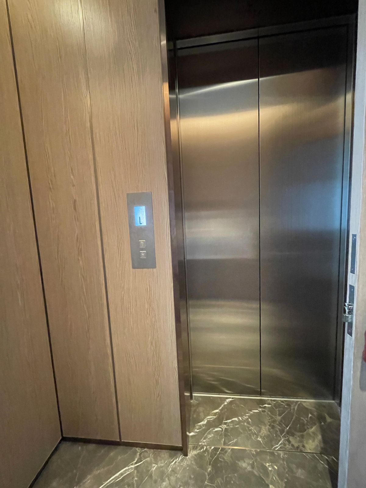 ขายคอนโดวิทยุ ชิดลม หลังสวน : ขายคอนโดระดับ ULTIMATE CLASS สโคป หลังสวน ฟังก์ชั่น 2 ห้องนอน 3 ห้องน้ำ ตกแต่งครบจัดเต็มพร้อมเข้าอยู่ ห้องกว้าง วิวหลังสวน ฝั่งตรงข้ามถนนเป็นโรงเรียนมาแตร์ ใกล้ BTS ชิดลม เพียง 140 เมตร. 