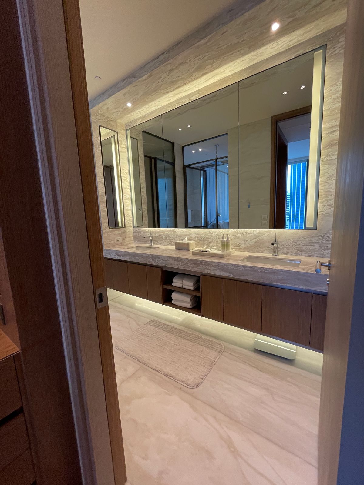 ขายคอนโดวิทยุ ชิดลม หลังสวน : ขายคอนโดระดับ ULTIMATE CLASS สโคป หลังสวน ฟังก์ชั่น 2 ห้องนอน 3 ห้องน้ำ ตกแต่งครบจัดเต็มพร้อมเข้าอยู่ ห้องกว้าง วิวหลังสวน ฝั่งตรงข้ามถนนเป็นโรงเรียนมาแตร์ ใกล้ BTS ชิดลม เพียง 140 เมตร. 