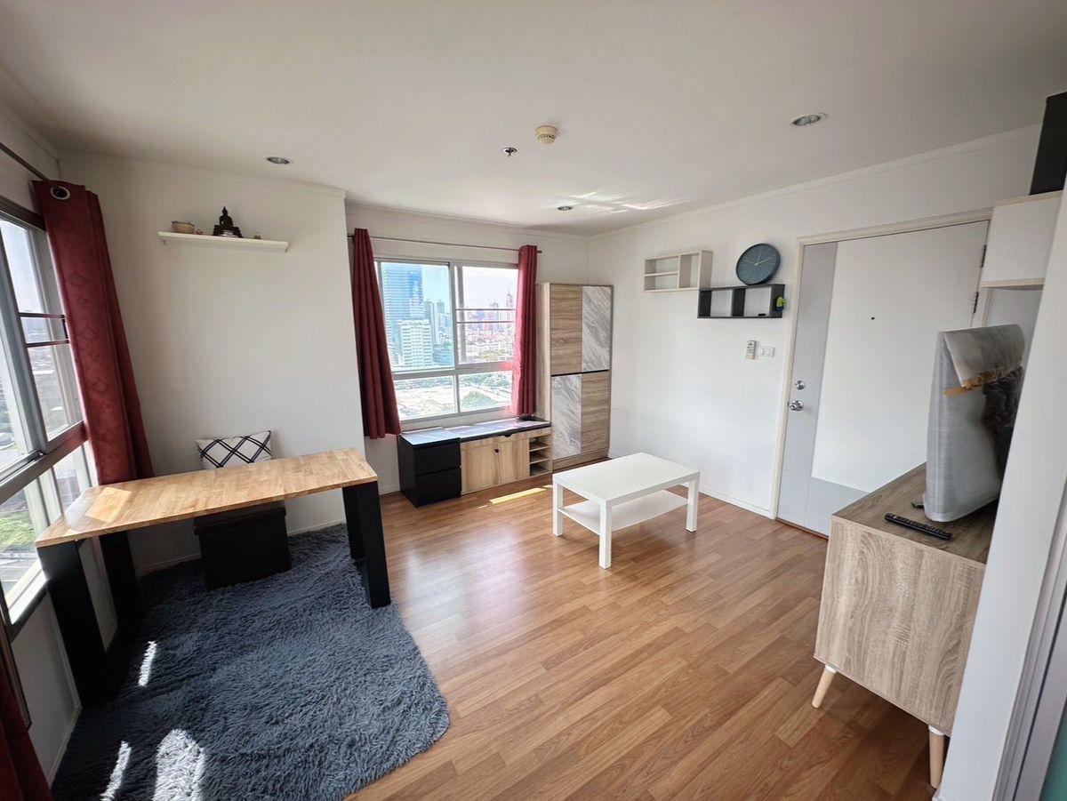 For RentCondoRama9, Petchburi, RCA : Condo, 2nd floor, corner room with beautiful decorative furniture for rent in Ratchada-Rama 9, near DC show only 400 meters.