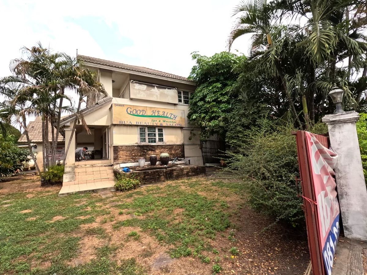 For SaleHouseNawamin, Ramindra : House for sale at Buri 84 Sq. A lot of space. The price is not strong. Gold location near the fashion Iceland. The back is open to the side door. Able to operate Near the Ram Inthra Golf Course.
