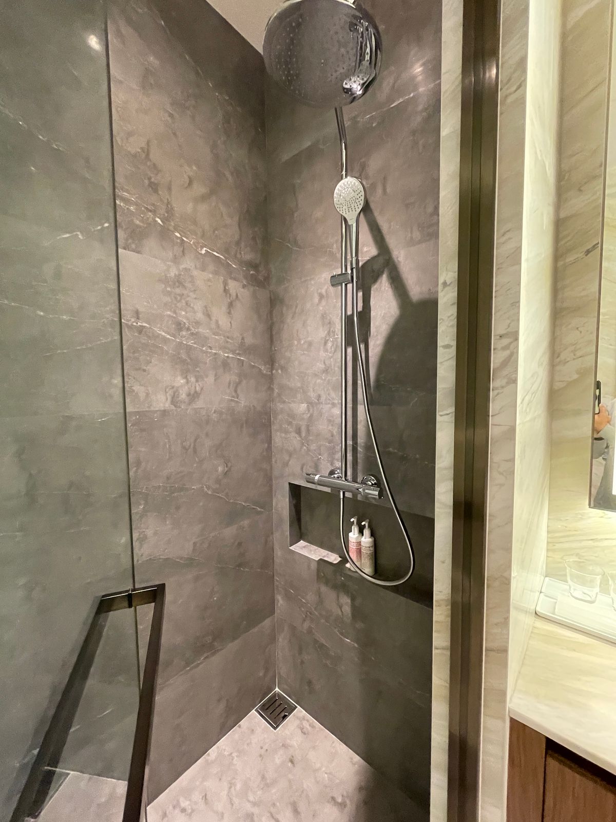 ขายคอนโดวิทยุ ชิดลม หลังสวน : ขายคอนโดระดับ ULTIMATE CLASS สโคป หลังสวน ฟังก์ชั่น 2 ห้องนอน 3 ห้องน้ำ ตกแต่งครบจัดเต็มพร้อมเข้าอยู่ ห้องกว้าง วิวหลังสวน ฝั่งตรงข้ามถนนเป็นโรงเรียนมาแตร์ ใกล้ BTS ชิดลม เพียง 140 เมตร. 