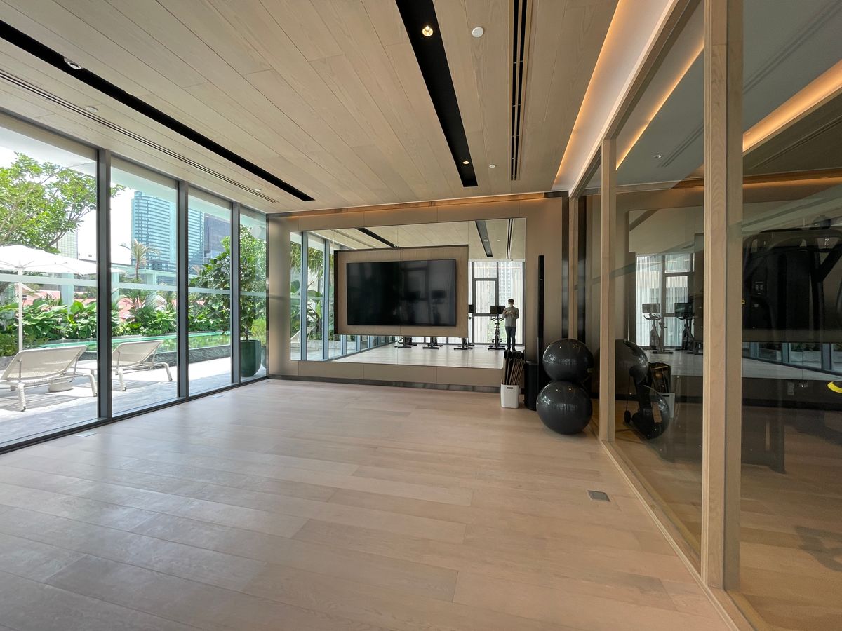 ขายคอนโดวิทยุ ชิดลม หลังสวน : ขายคอนโดระดับ ULTIMATE CLASS สโคป หลังสวน ฟังก์ชั่น 2 ห้องนอน 3 ห้องน้ำ ตกแต่งครบจัดเต็มพร้อมเข้าอยู่ ห้องกว้าง วิวหลังสวน ฝั่งตรงข้ามถนนเป็นโรงเรียนมาแตร์ ใกล้ BTS ชิดลม เพียง 140 เมตร. 