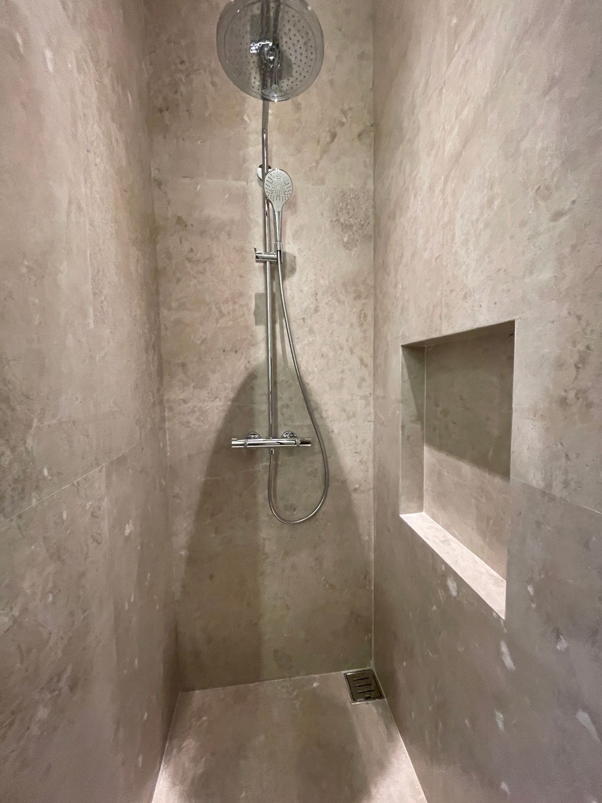 ขายคอนโดวิทยุ ชิดลม หลังสวน : ขายคอนโดระดับ ULTIMATE CLASS สโคป หลังสวน ฟังก์ชั่น 2 ห้องนอน 3 ห้องน้ำ ตกแต่งครบจัดเต็มพร้อมเข้าอยู่ ห้องกว้าง วิวหลังสวน ฝั่งตรงข้ามถนนเป็นโรงเรียนมาแตร์ ใกล้ BTS ชิดลม เพียง 140 เมตร. 