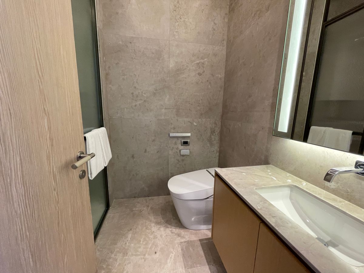 ขายคอนโดวิทยุ ชิดลม หลังสวน : ขายคอนโดระดับ ULTIMATE CLASS สโคป หลังสวน ฟังก์ชั่น 2 ห้องนอน 3 ห้องน้ำ ตกแต่งครบจัดเต็มพร้อมเข้าอยู่ ห้องกว้าง วิวหลังสวน ฝั่งตรงข้ามถนนเป็นโรงเรียนมาแตร์ ใกล้ BTS ชิดลม เพียง 140 เมตร. 