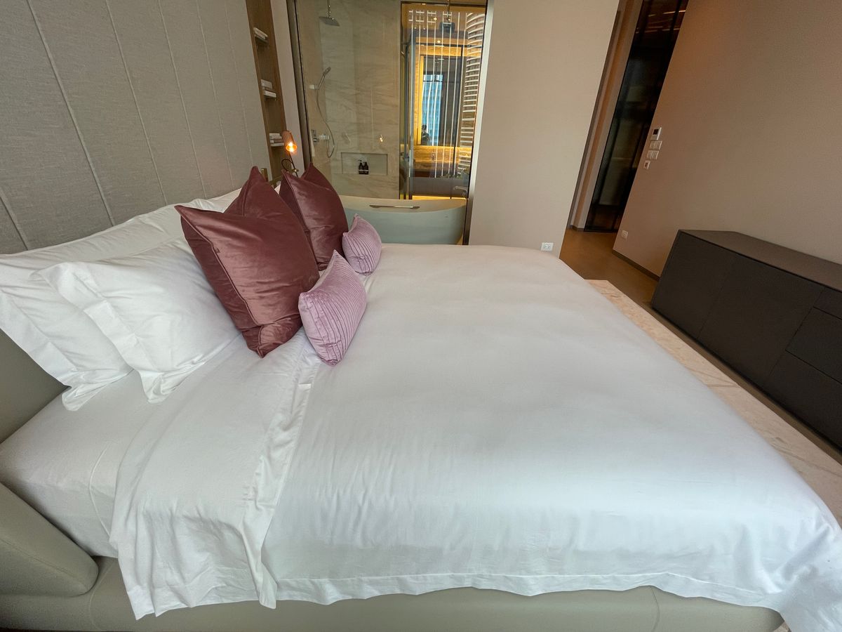 ขายคอนโดวิทยุ ชิดลม หลังสวน : ขายคอนโดระดับ ULTIMATE CLASS สโคป หลังสวน ฟังก์ชั่น 2 ห้องนอน 3 ห้องน้ำ ตกแต่งครบจัดเต็มพร้อมเข้าอยู่ ห้องกว้าง วิวหลังสวน ฝั่งตรงข้ามถนนเป็นโรงเรียนมาแตร์ ใกล้ BTS ชิดลม เพียง 140 เมตร. 