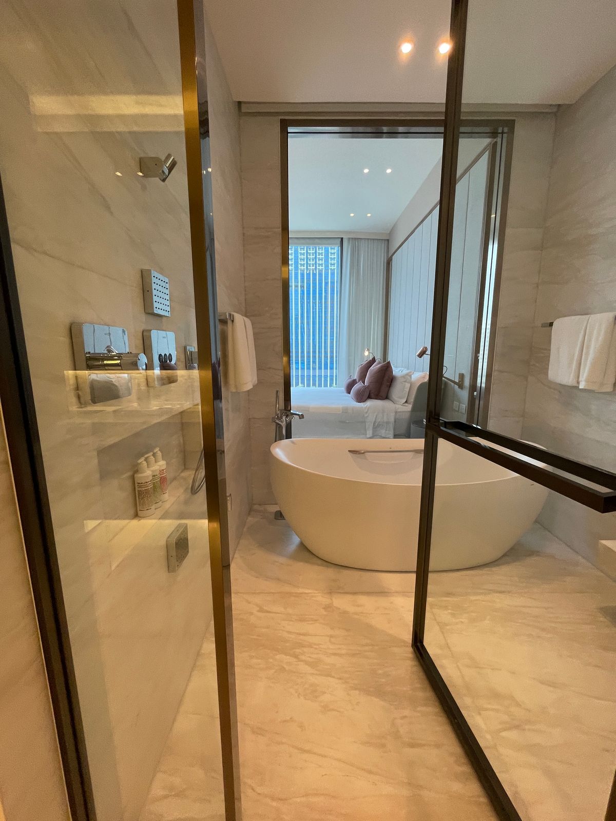 ขายคอนโดวิทยุ ชิดลม หลังสวน : ขายคอนโดระดับ ULTIMATE CLASS สโคป หลังสวน ฟังก์ชั่น 2 ห้องนอน 3 ห้องน้ำ ตกแต่งครบจัดเต็มพร้อมเข้าอยู่ ห้องกว้าง วิวหลังสวน ฝั่งตรงข้ามถนนเป็นโรงเรียนมาแตร์ ใกล้ BTS ชิดลม เพียง 140 เมตร. 