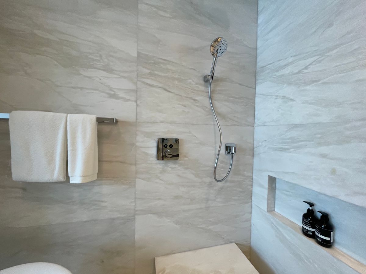 ขายคอนโดวิทยุ ชิดลม หลังสวน : ขายคอนโดระดับ ULTIMATE CLASS สโคป หลังสวน ฟังก์ชั่น 2 ห้องนอน 3 ห้องน้ำ ตกแต่งครบจัดเต็มพร้อมเข้าอยู่ ห้องกว้าง วิวหลังสวน ฝั่งตรงข้ามถนนเป็นโรงเรียนมาแตร์ ใกล้ BTS ชิดลม เพียง 140 เมตร. 