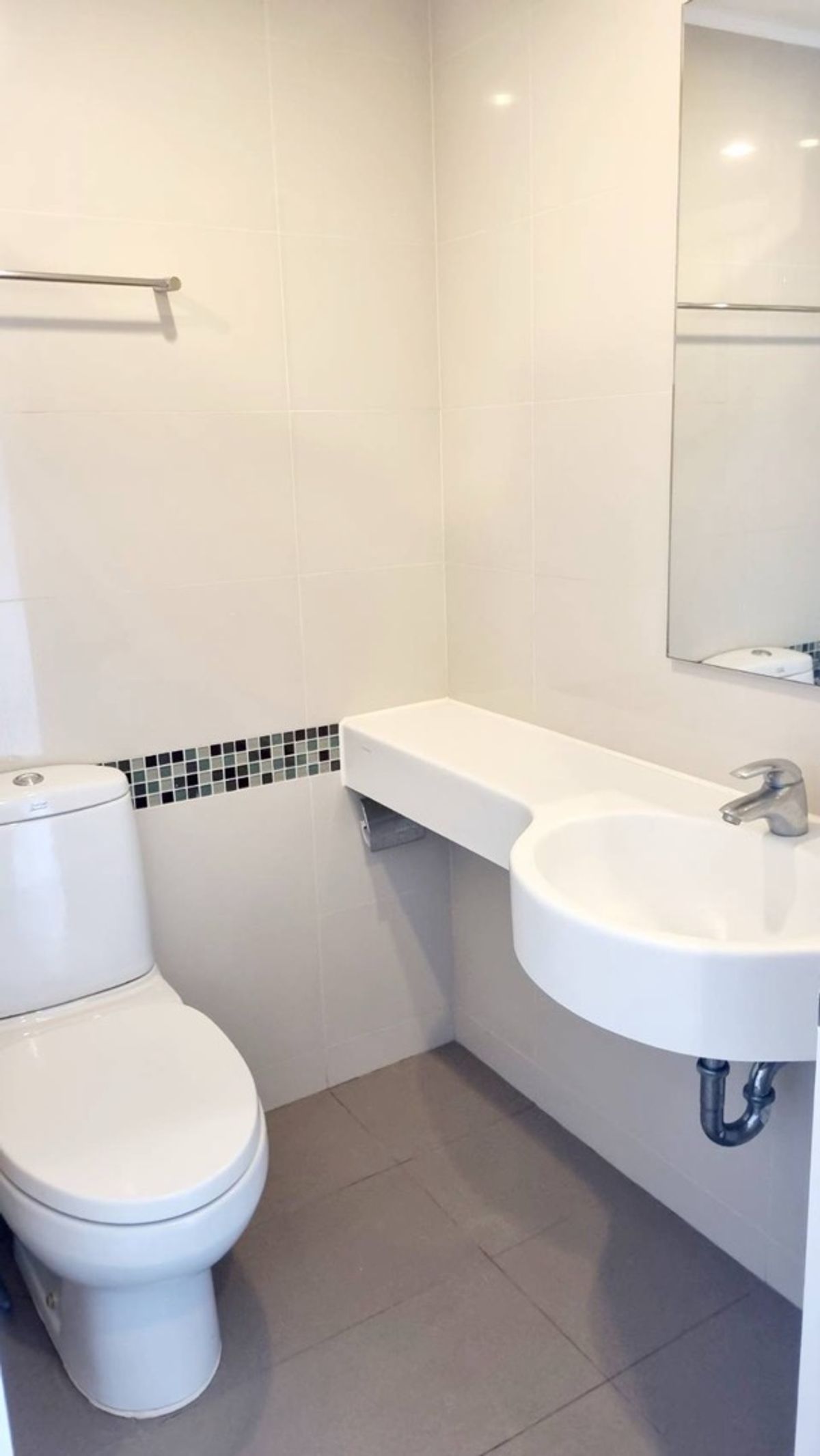 ขายคอนโดพระราม 3 สาธุประดิษฐ์ : ขายคอนโด Lumpini park riverside rama3ขนาด 33.2 ตรม. ตึก C  ทิศตะวันตก 1 ห้องนอน 1 ห้องน้ำ ครัวปิด วิวแม่น้ำ ห้องเปล่า ราคา 2,450,000  ล้านโทร 093-028-1245id line:properagency