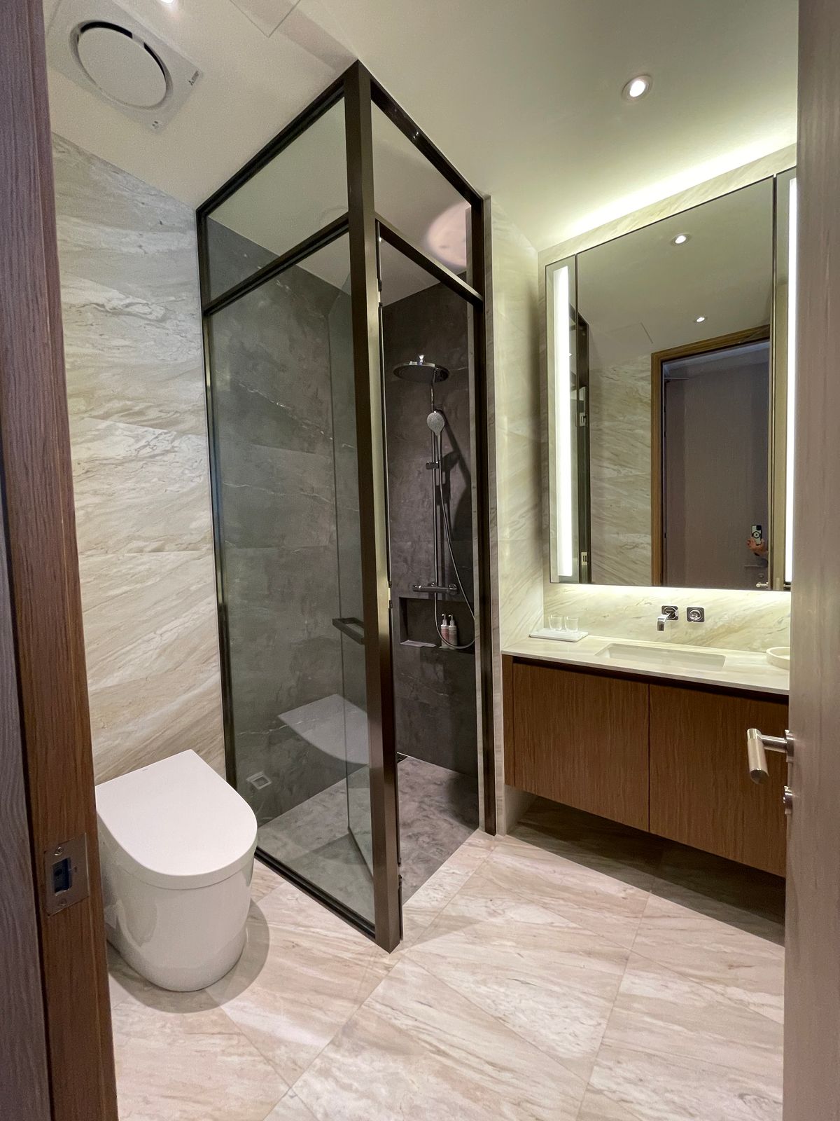 ขายคอนโดวิทยุ ชิดลม หลังสวน : ขายคอนโดระดับ ULTIMATE CLASS สโคป หลังสวน ฟังก์ชั่น 2 ห้องนอน 3 ห้องน้ำ ตกแต่งครบจัดเต็มพร้อมเข้าอยู่ ห้องกว้าง วิวหลังสวน ฝั่งตรงข้ามถนนเป็นโรงเรียนมาแตร์ ใกล้ BTS ชิดลม เพียง 140 เมตร. 