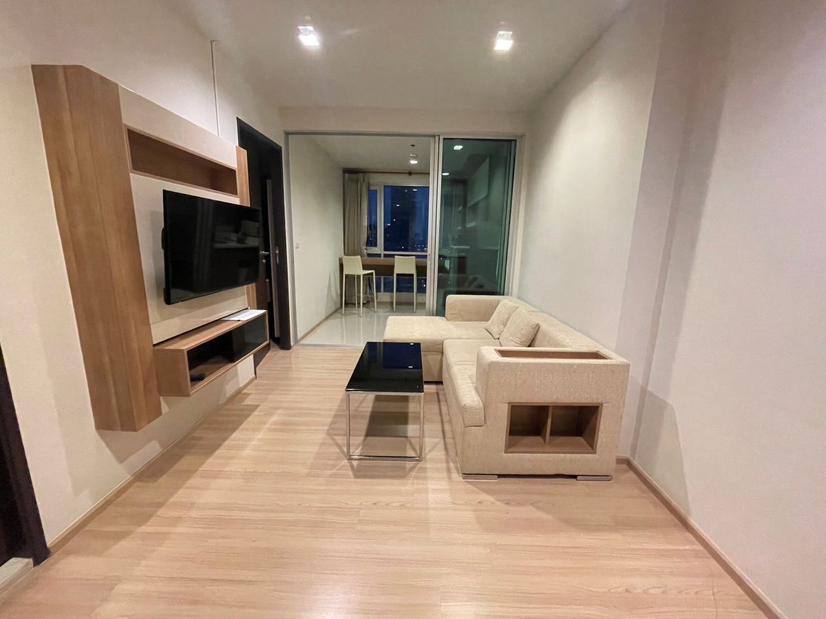 ให้เช่าคอนโดสาทร นราธิวาส : Rhythm Sathorn Condo near BTS สะพานตากสิน, ห้องครัวแยก วิวแม่น้ำ, ว่างให้เช่า