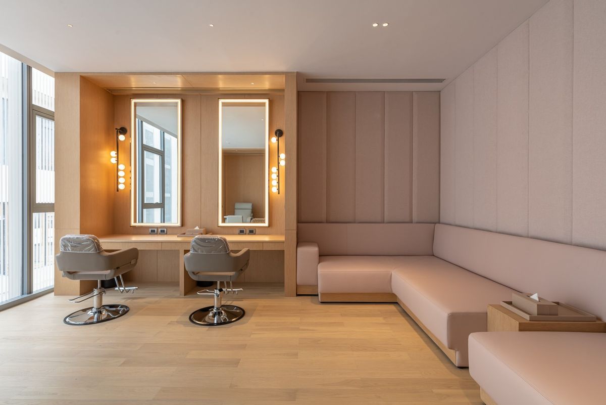 ขายคอนโดวิทยุ ชิดลม หลังสวน : ขายคอนโดระดับ ULTIMATE CLASS สโคป หลังสวน ฟังก์ชั่น 2 ห้องนอน 3 ห้องน้ำ ตกแต่งครบจัดเต็มพร้อมเข้าอยู่ ห้องกว้าง วิวหลังสวน ฝั่งตรงข้ามถนนเป็นโรงเรียนมาแตร์ ใกล้ BTS ชิดลม เพียง 140 เมตร. 