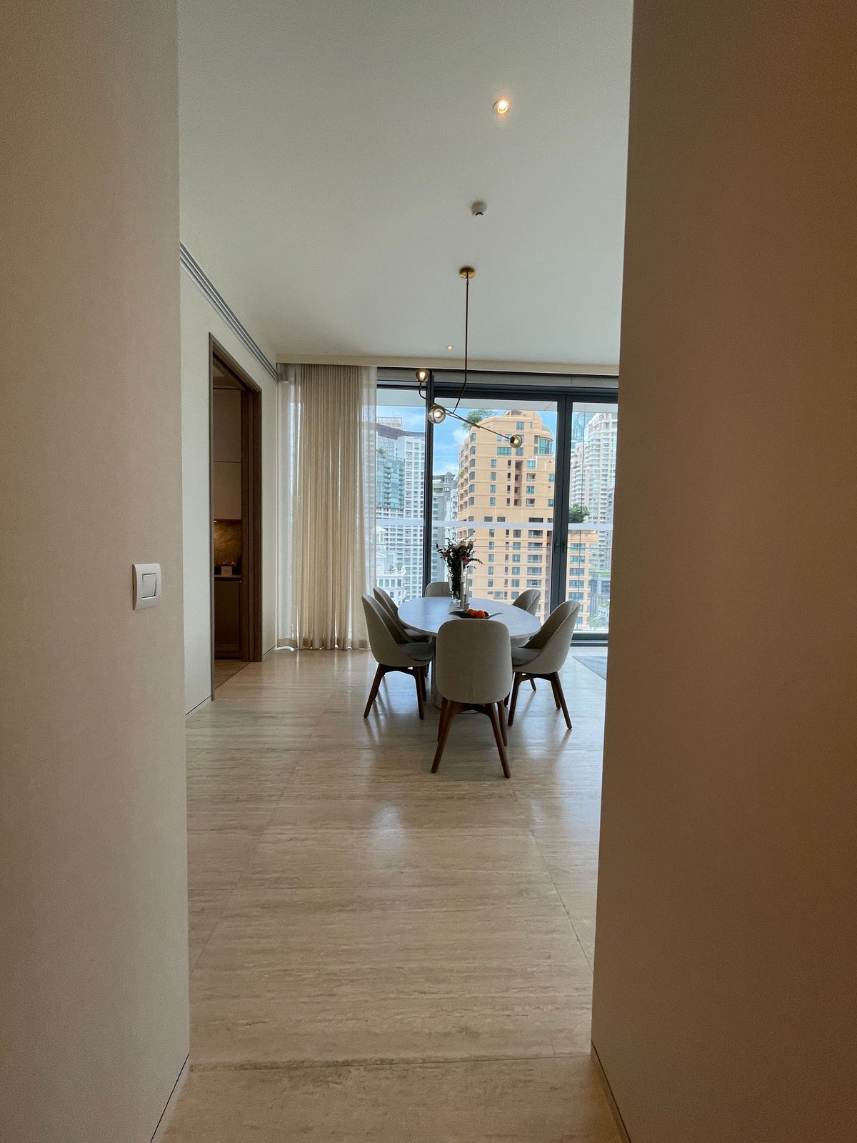 ขายคอนโดวิทยุ ชิดลม หลังสวน : ขายคอนโดระดับ ULTIMATE CLASS สโคป หลังสวน ฟังก์ชั่น 2 ห้องนอน 3 ห้องน้ำ ตกแต่งครบจัดเต็มพร้อมเข้าอยู่ ห้องกว้าง วิวหลังสวน ฝั่งตรงข้ามถนนเป็นโรงเรียนมาแตร์ ใกล้ BTS ชิดลม เพียง 140 เมตร. 