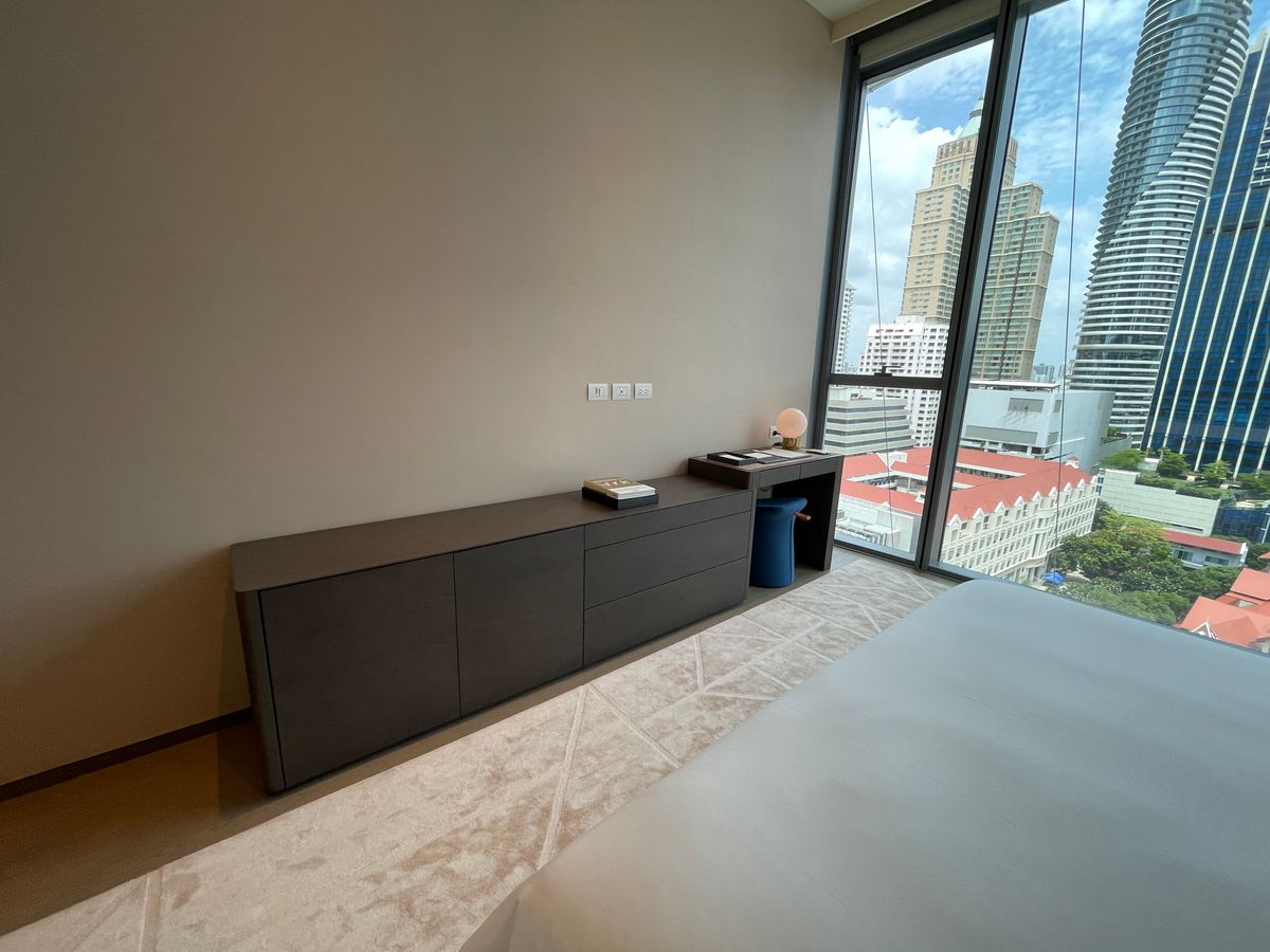 ขายคอนโดวิทยุ ชิดลม หลังสวน : ขายคอนโดระดับ ULTIMATE CLASS สโคป หลังสวน ฟังก์ชั่น 2 ห้องนอน 3 ห้องน้ำ ตกแต่งครบจัดเต็มพร้อมเข้าอยู่ ห้องกว้าง วิวหลังสวน ฝั่งตรงข้ามถนนเป็นโรงเรียนมาแตร์ ใกล้ BTS ชิดลม เพียง 140 เมตร. 