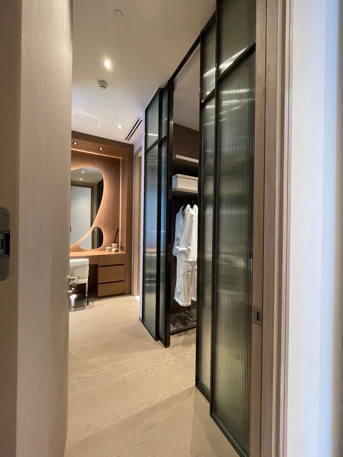 ขายคอนโดวิทยุ ชิดลม หลังสวน : ขายคอนโดระดับ ULTIMATE CLASS สโคป หลังสวน ฟังก์ชั่น 2 ห้องนอน 3 ห้องน้ำ ตกแต่งครบจัดเต็มพร้อมเข้าอยู่ ห้องกว้าง วิวหลังสวน ฝั่งตรงข้ามถนนเป็นโรงเรียนมาแตร์ ใกล้ BTS ชิดลม เพียง 140 เมตร. 