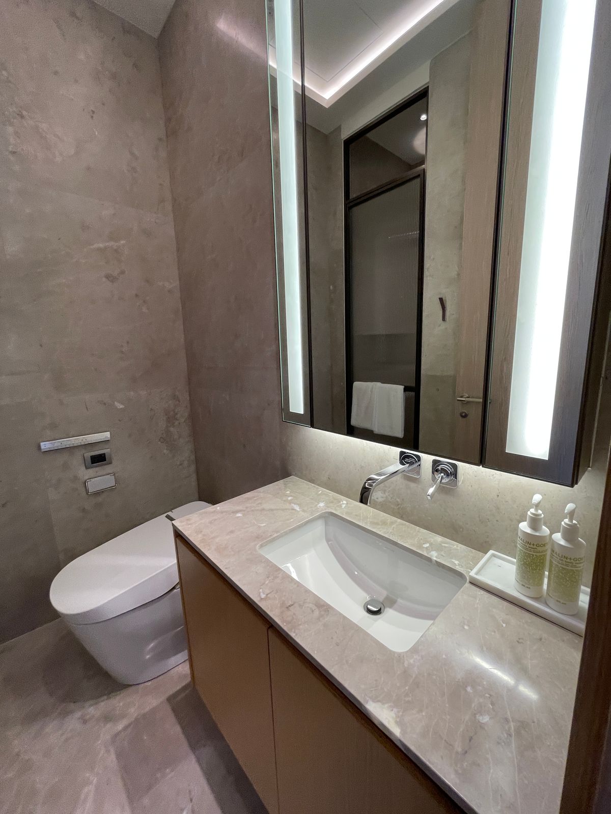 ขายคอนโดวิทยุ ชิดลม หลังสวน : ขายคอนโดระดับ ULTIMATE CLASS สโคป หลังสวน ฟังก์ชั่น 2 ห้องนอน 3 ห้องน้ำ ตกแต่งครบจัดเต็มพร้อมเข้าอยู่ ห้องกว้าง วิวหลังสวน ฝั่งตรงข้ามถนนเป็นโรงเรียนมาแตร์ ใกล้ BTS ชิดลม เพียง 140 เมตร. 