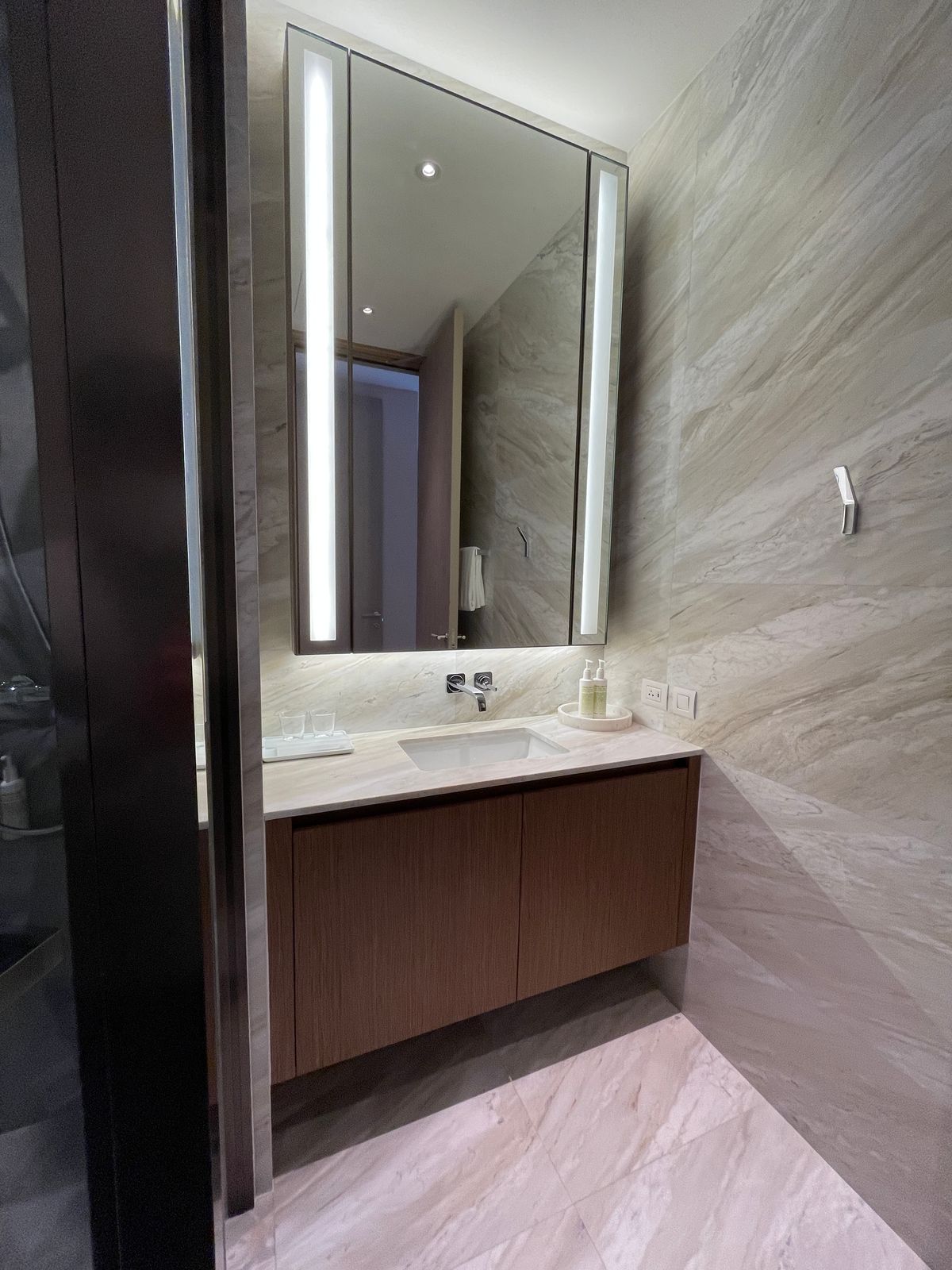 ขายคอนโดวิทยุ ชิดลม หลังสวน : ขายคอนโดระดับ ULTIMATE CLASS สโคป หลังสวน ฟังก์ชั่น 2 ห้องนอน 3 ห้องน้ำ ตกแต่งครบจัดเต็มพร้อมเข้าอยู่ ห้องกว้าง วิวหลังสวน ฝั่งตรงข้ามถนนเป็นโรงเรียนมาแตร์ ใกล้ BTS ชิดลม เพียง 140 เมตร. 