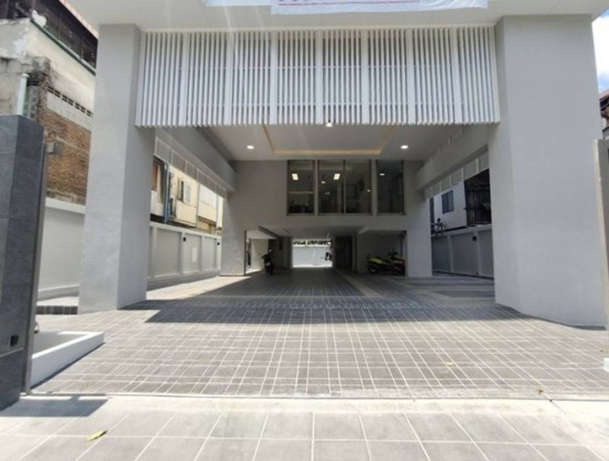 For RentOfficeSilom, Saladaeng, Bangrak : 7 -story office building, Standalone, Si Phraya area, Surawong Road, very good location, near MRT Hua Lamphong, only 1 kilometer / parking under 10 buildings / new buildings / air conditioners in the entire building / suitable for a variety of businesses