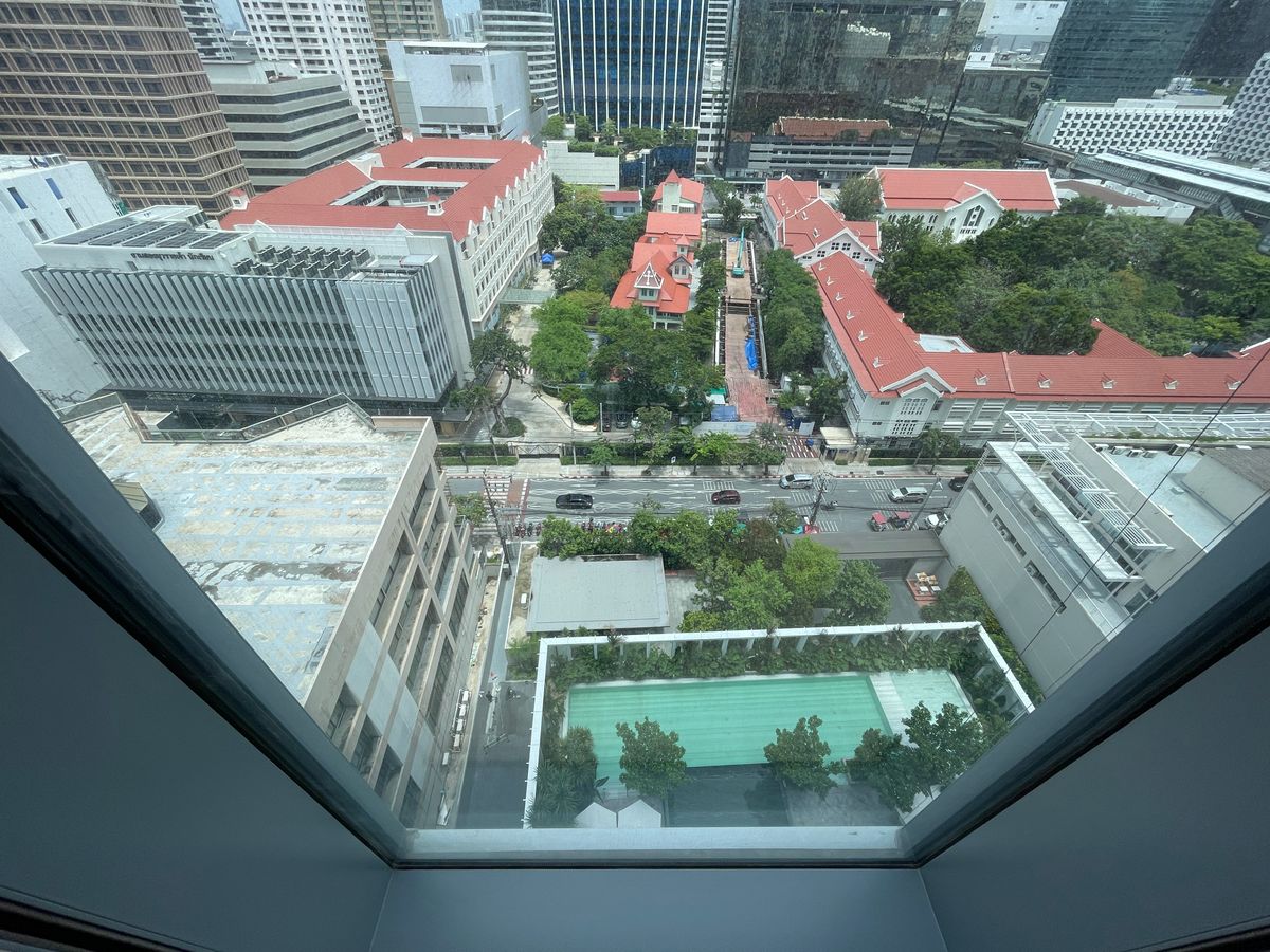 ขายคอนโดวิทยุ ชิดลม หลังสวน : ขายคอนโดระดับ ULTIMATE CLASS สโคป หลังสวน ฟังก์ชั่น 2 ห้องนอน 3 ห้องน้ำ ตกแต่งครบจัดเต็มพร้อมเข้าอยู่ ห้องกว้าง วิวหลังสวน ฝั่งตรงข้ามถนนเป็นโรงเรียนมาแตร์ ใกล้ BTS ชิดลม เพียง 140 เมตร. 