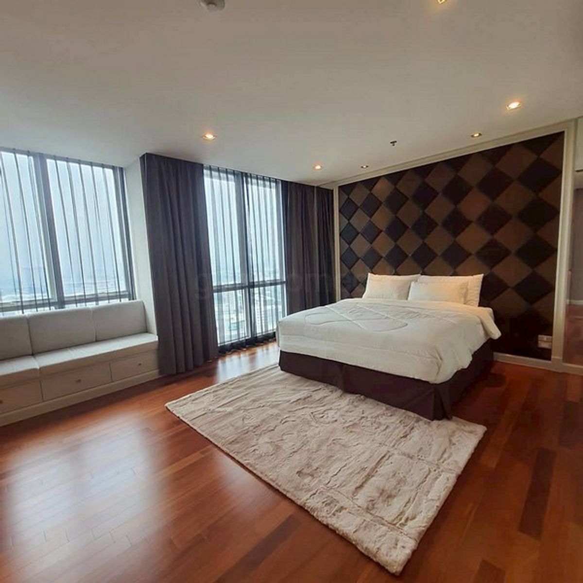 For RentCondoPattanakan, Srinakarin : Luxurious Penthouse for Four Wings Residence. More than 300 sqm. The room is ready to enter. Furniture - GHD000612R