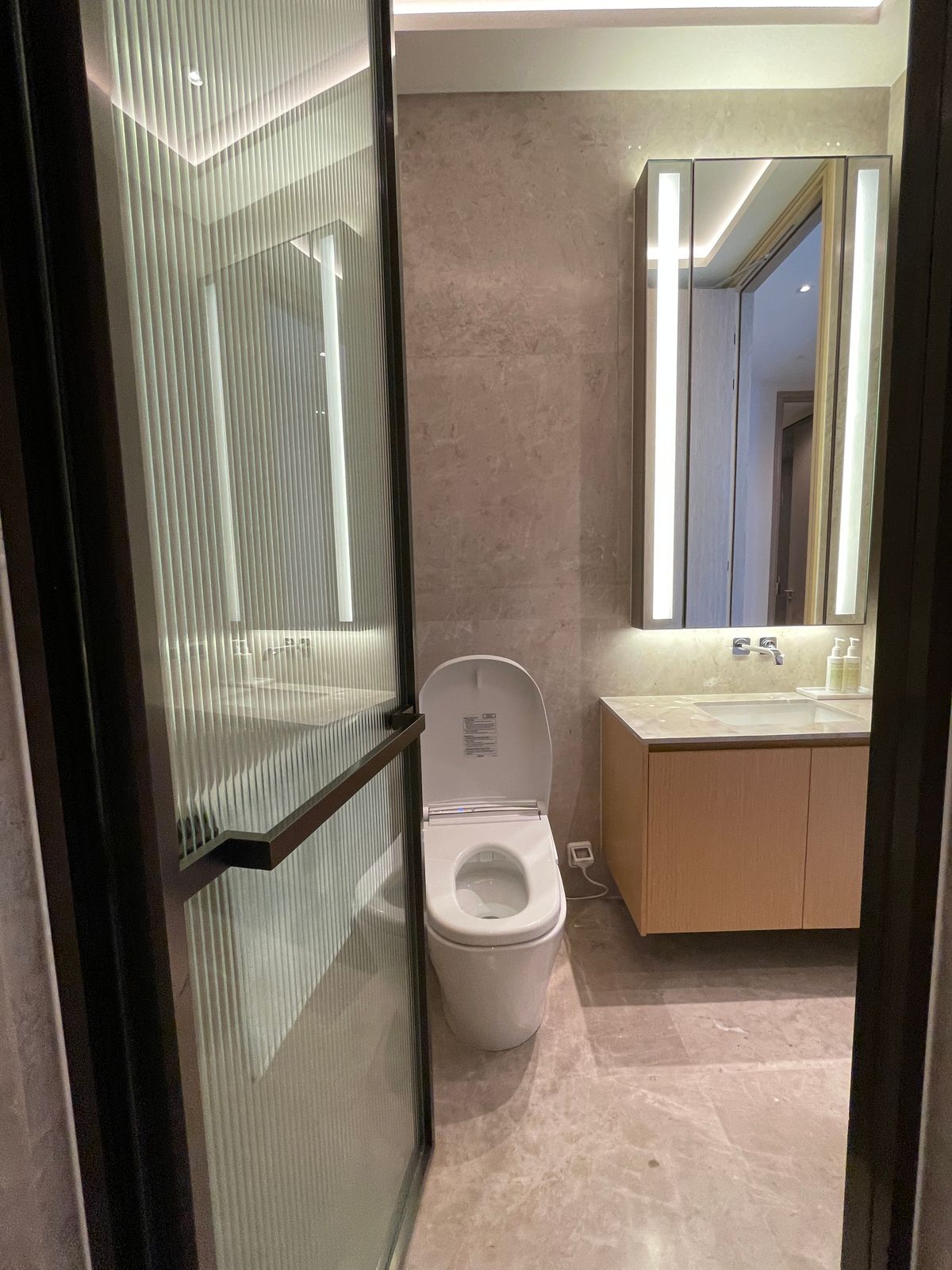 ขายคอนโดวิทยุ ชิดลม หลังสวน : ขายคอนโดระดับ ULTIMATE CLASS สโคป หลังสวน ฟังก์ชั่น 2 ห้องนอน 3 ห้องน้ำ ตกแต่งครบจัดเต็มพร้อมเข้าอยู่ ห้องกว้าง วิวหลังสวน ฝั่งตรงข้ามถนนเป็นโรงเรียนมาแตร์ ใกล้ BTS ชิดลม เพียง 140 เมตร. 