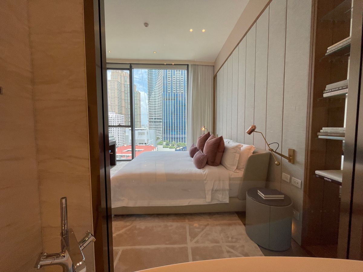 ขายคอนโดวิทยุ ชิดลม หลังสวน : ขายคอนโดระดับ ULTIMATE CLASS สโคป หลังสวน ฟังก์ชั่น 2 ห้องนอน 3 ห้องน้ำ ตกแต่งครบจัดเต็มพร้อมเข้าอยู่ ห้องกว้าง วิวหลังสวน ฝั่งตรงข้ามถนนเป็นโรงเรียนมาแตร์ ใกล้ BTS ชิดลม เพียง 140 เมตร. 