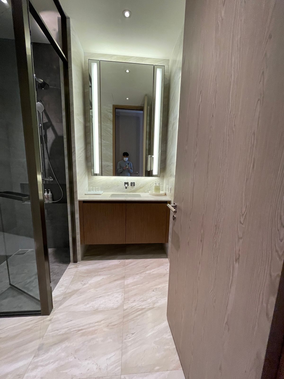 ขายคอนโดวิทยุ ชิดลม หลังสวน : ขายคอนโดระดับ ULTIMATE CLASS สโคป หลังสวน ฟังก์ชั่น 2 ห้องนอน 3 ห้องน้ำ ตกแต่งครบจัดเต็มพร้อมเข้าอยู่ ห้องกว้าง วิวหลังสวน ฝั่งตรงข้ามถนนเป็นโรงเรียนมาแตร์ ใกล้ BTS ชิดลม เพียง 140 เมตร. 