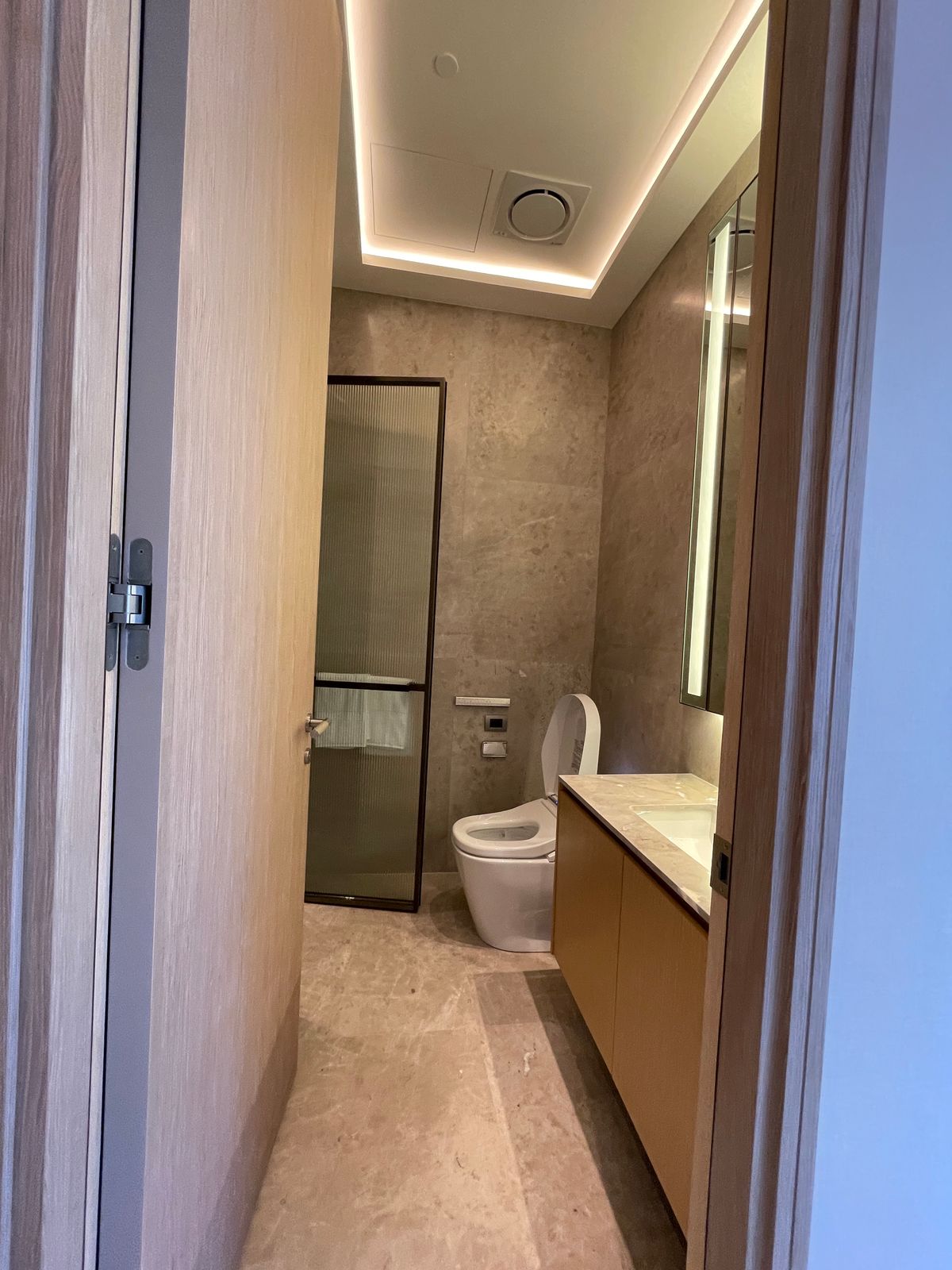 ขายคอนโดวิทยุ ชิดลม หลังสวน : ขายคอนโดระดับ ULTIMATE CLASS สโคป หลังสวน ฟังก์ชั่น 2 ห้องนอน 3 ห้องน้ำ ตกแต่งครบจัดเต็มพร้อมเข้าอยู่ ห้องกว้าง วิวหลังสวน ฝั่งตรงข้ามถนนเป็นโรงเรียนมาแตร์ ใกล้ BTS ชิดลม เพียง 140 เมตร. 