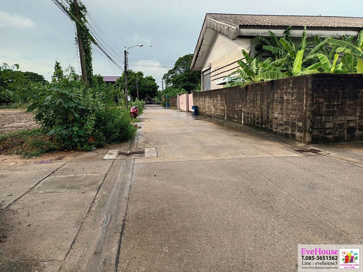 For SaleLandPattanakan, Srinakarin : Land for sale, Soi Krung Thep, athletics, and 2 corners of land warehouse, 415 square wah of land. The width of the road is 50 meters in the road, 33 meters deep, near Wellington International School, UNICO golf course, Morturway, price 65,000 baht/square