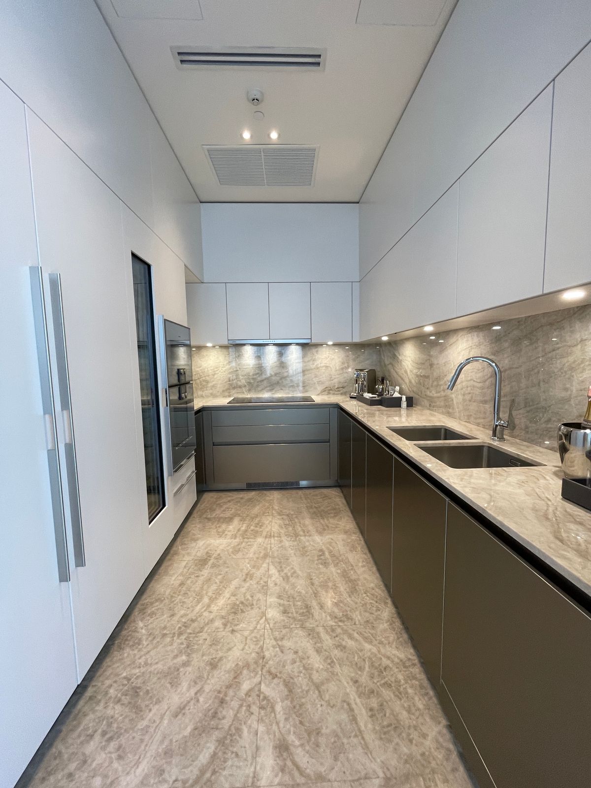 ขายคอนโดวิทยุ ชิดลม หลังสวน : ขายคอนโดระดับ ULTIMATE CLASS สโคป หลังสวน ฟังก์ชั่น 2 ห้องนอน 3 ห้องน้ำ ตกแต่งครบจัดเต็มพร้อมเข้าอยู่ ห้องกว้าง วิวหลังสวน ฝั่งตรงข้ามถนนเป็นโรงเรียนมาแตร์ ใกล้ BTS ชิดลม เพียง 140 เมตร. 