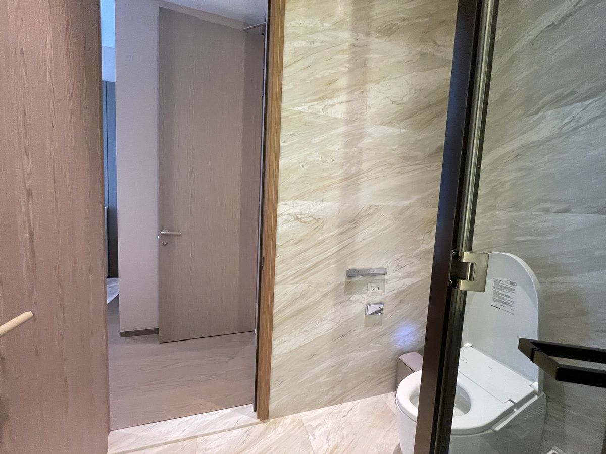 ขายคอนโดวิทยุ ชิดลม หลังสวน : ขายคอนโดระดับ ULTIMATE CLASS สโคป หลังสวน ฟังก์ชั่น 2 ห้องนอน 3 ห้องน้ำ ตกแต่งครบจัดเต็มพร้อมเข้าอยู่ ห้องกว้าง วิวหลังสวน ฝั่งตรงข้ามถนนเป็นโรงเรียนมาแตร์ ใกล้ BTS ชิดลม เพียง 140 เมตร. 