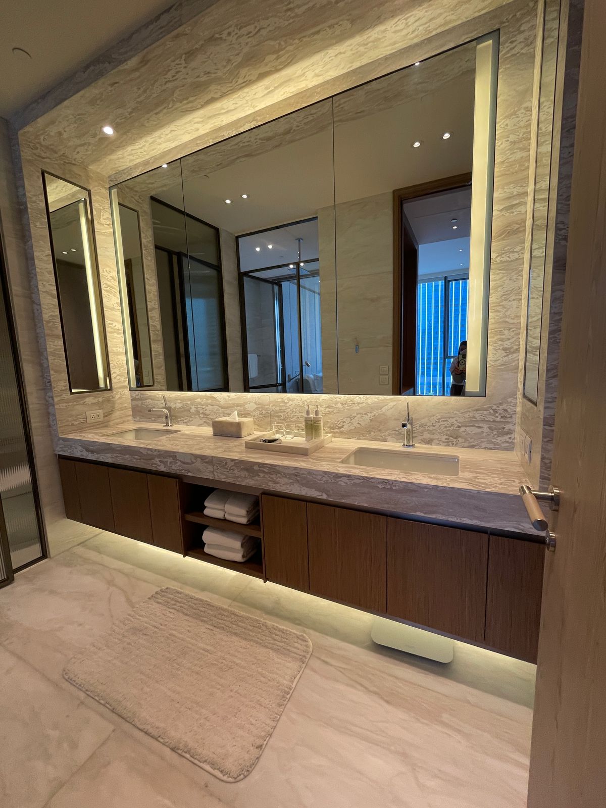 ขายคอนโดวิทยุ ชิดลม หลังสวน : ขายคอนโดระดับ ULTIMATE CLASS สโคป หลังสวน ฟังก์ชั่น 2 ห้องนอน 3 ห้องน้ำ ตกแต่งครบจัดเต็มพร้อมเข้าอยู่ ห้องกว้าง วิวหลังสวน ฝั่งตรงข้ามถนนเป็นโรงเรียนมาแตร์ ใกล้ BTS ชิดลม เพียง 140 เมตร. 