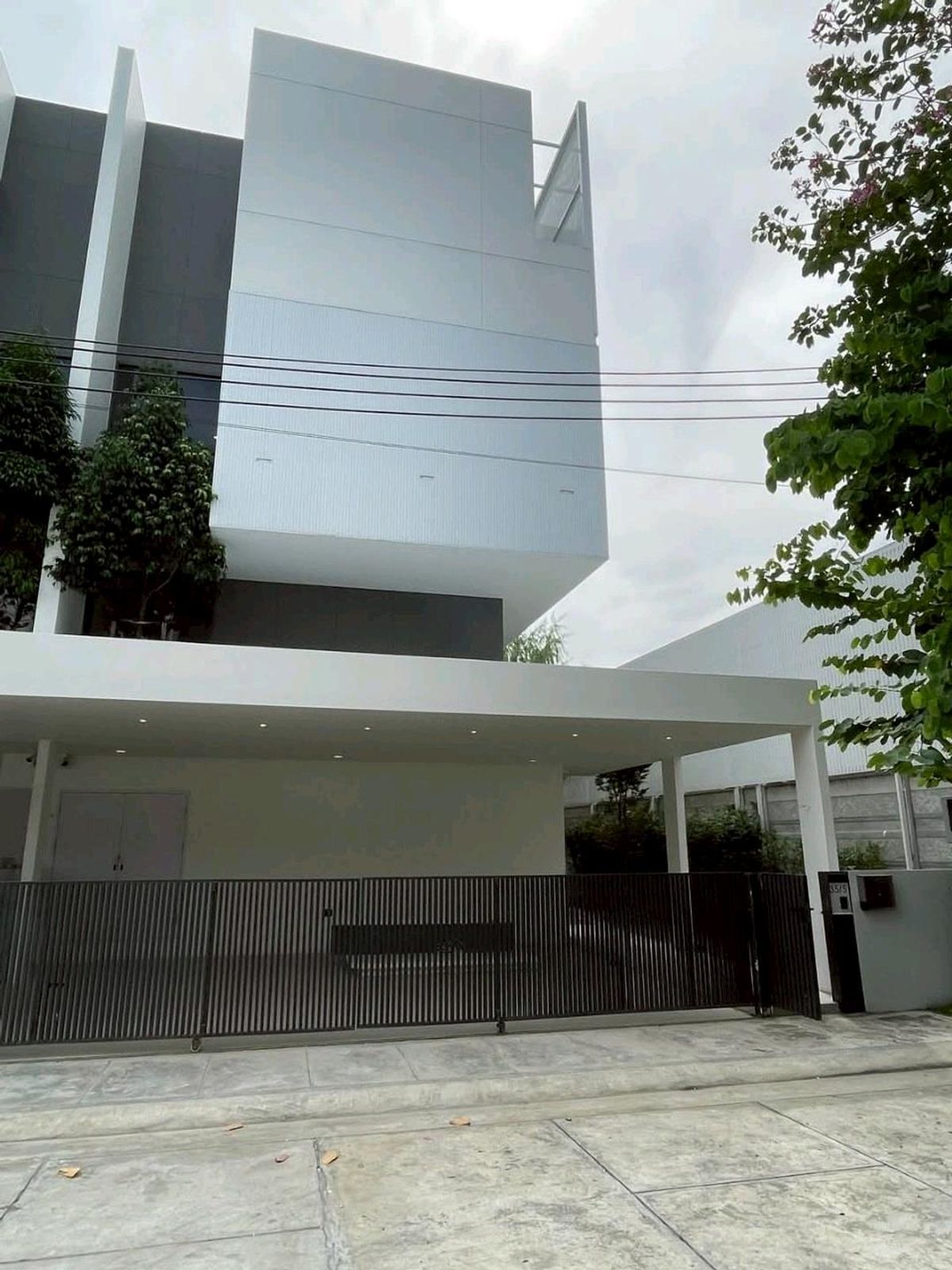 ให้เช่าโฮมออฟฟิศวิภาวดี ดอนเมือง หลักสี่ : ให้เช่าบ้านเดี่ยวอาคินวิภาวดี84 หลังมุม สไตล์โมเดิร์นทำธุรกิจได้✍️🌈🏣🏣独栋房屋出租，Akhin Vibhavadi 84，角落房屋，现代风格，适合商业