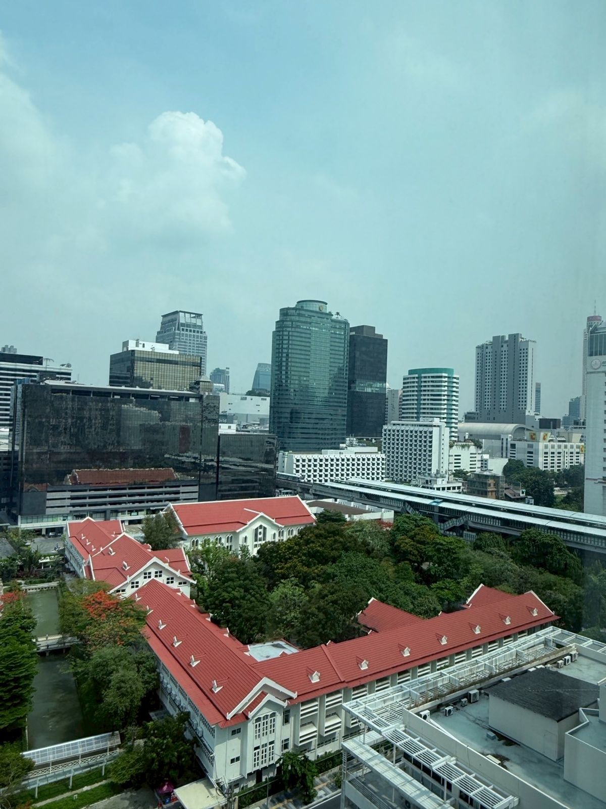 ขายคอนโดวิทยุ ชิดลม หลังสวน : ขายคอนโดระดับ ULTIMATE CLASS สโคป หลังสวน ฟังก์ชั่น 2 ห้องนอน 3 ห้องน้ำ ตกแต่งครบจัดเต็มพร้อมเข้าอยู่ ห้องกว้าง วิวหลังสวน ฝั่งตรงข้ามถนนเป็นโรงเรียนมาแตร์ ใกล้ BTS ชิดลม เพียง 140 เมตร. 